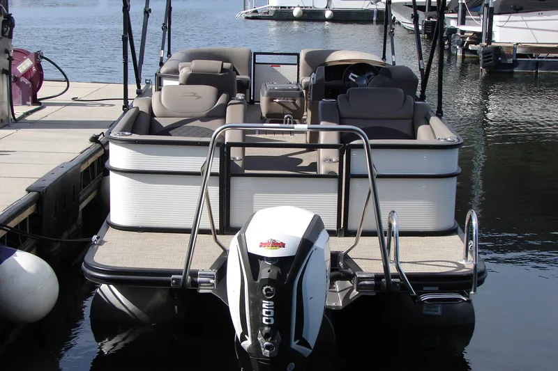 Slide: The Image of 2019 Bennington SX 25 SCWXP pontoon boat docked at marina. - 12