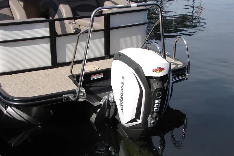 Slide: The Image of 2019 Bennington SX 25 SCWXP pontoon boat with Evinrude 200 engine on water. - 14