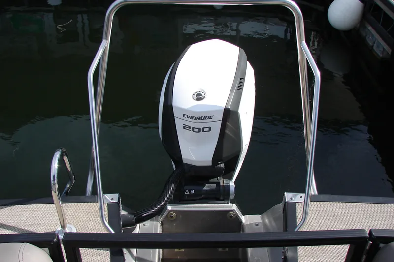 Slide: The Image of 2019 Bennington SX 25 SCWXP boat with Evinrude 200 outboard motor on water. - 30