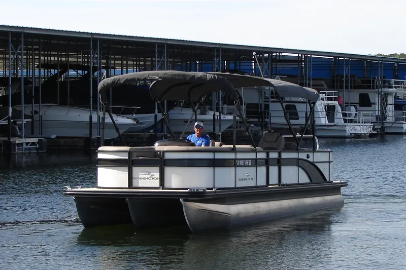 Slide: The Image of 2019 Bennington SX 25 SCWXP pontoon boat docked at marina. - 8