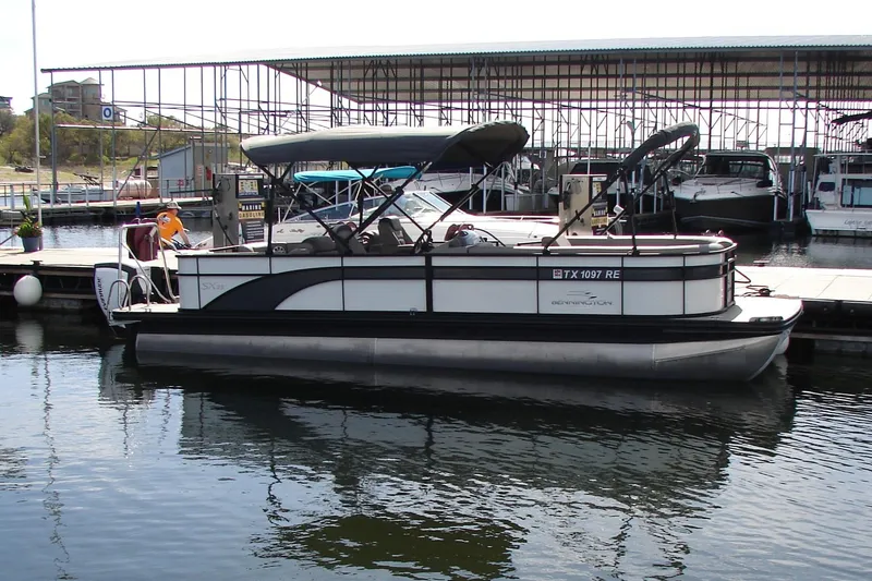 Slide: The Image of 2019 Bennington SX 25 SCWXP pontoon boat docked at marina. - 9