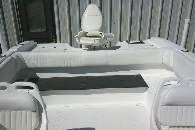 Slide: The Image of 2005 Sea Pro 195 Fish & Ski boat interior with white seating and fishing chair. - 17
