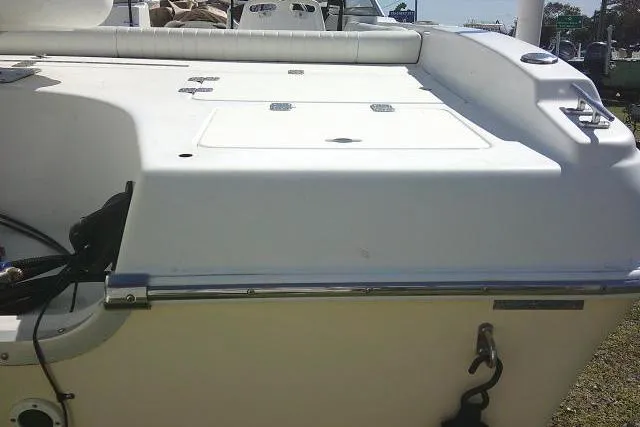Slide: The Image of 2005 Sea Pro 195 Fish & Ski boat, rear view, white deck and seating. - 8