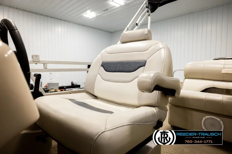 Slide: The Image of Captain's chair of 2004 Smoker Craft 820 Infinity Cruise boat in a showroom. - 35