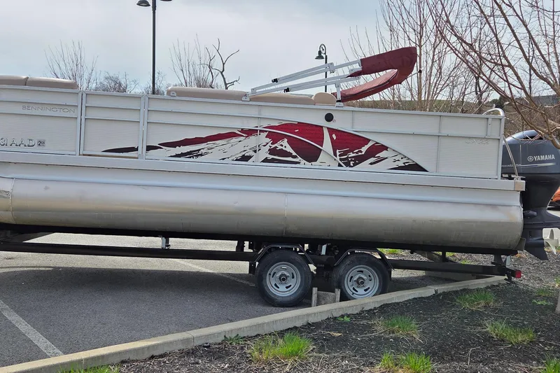 The Image of 2018 Bennington SX22 pontoon boat on trailer with Yamaha outboard motor. - 1