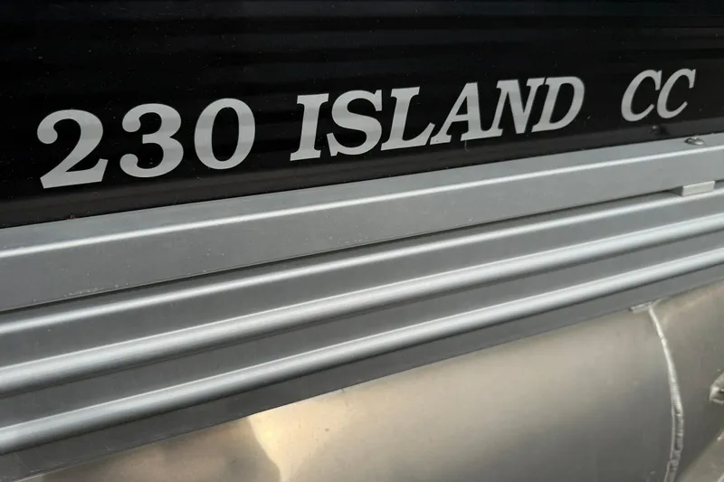 Slide: The Image of SilverWave 230 Island CC boat model nameplate, 2016 edition. - 15