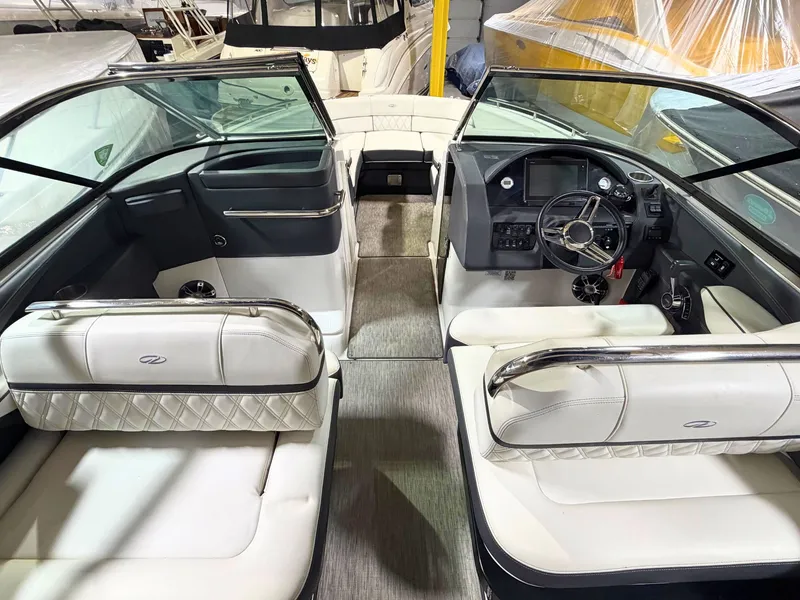 Slide: The Image of Regal 2800 Bowrider 2019 - 11