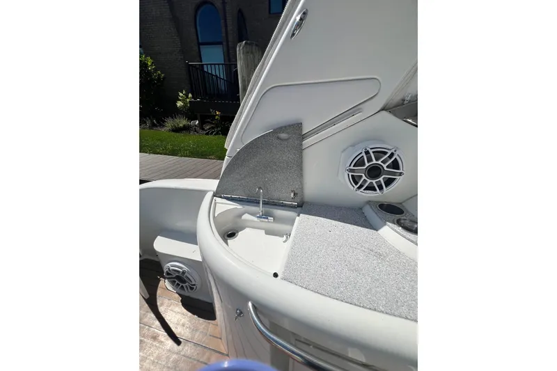 Slide: The Image of 2006 Formula 40 Performance Cruiser interior with speaker and sink detail. - 11
