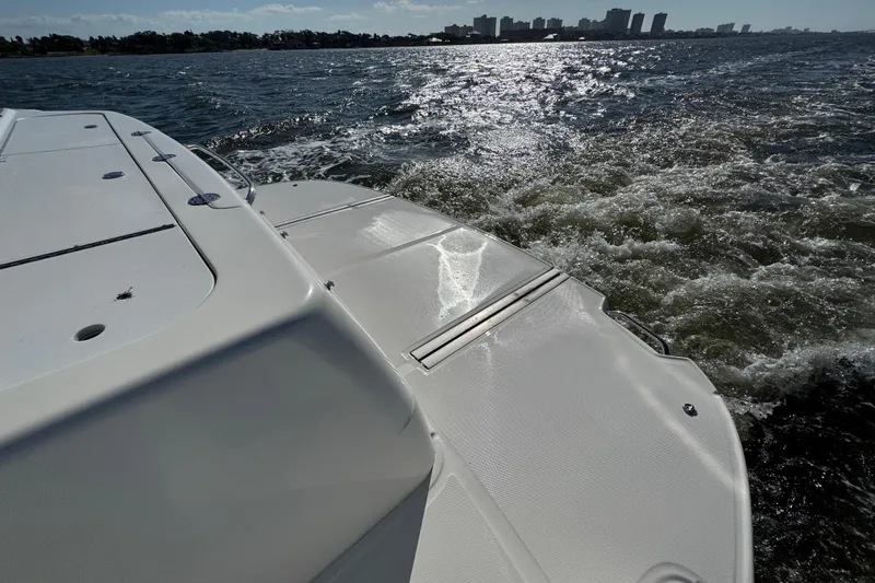 Slide: The Image of 2005 Sea Ray 500 Sedan Bridge cruising on a sunny day, with city skyline in background. - 15