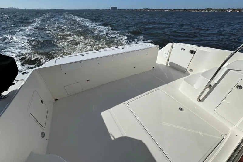 Slide: The Image of 2005 Sea Ray 500 Sedan Bridge yacht deck with ocean view and wake trail. - 20