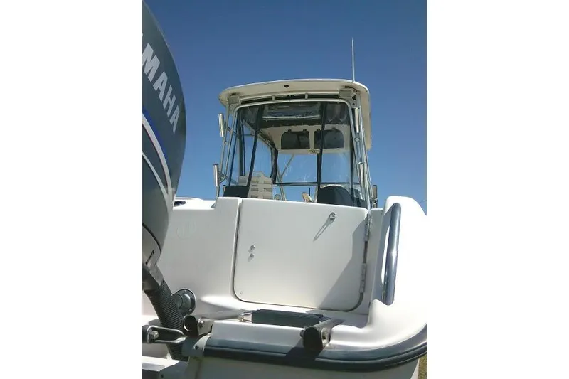 Slide: The Image of 2004 Grady White 27 Islander boat with Yamaha engine, viewed from the rear. - 16