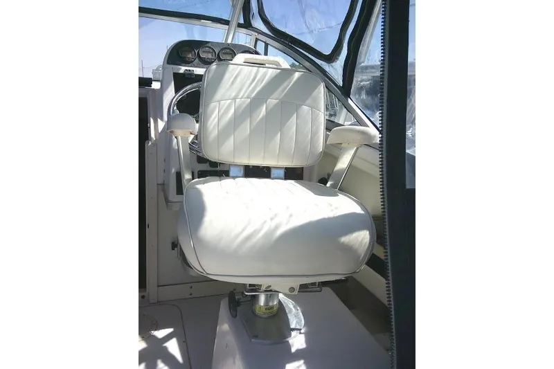 Slide: The Image of Captain's chair on 2004 Grady White 27 Islander boat, featuring white upholstery. - 32