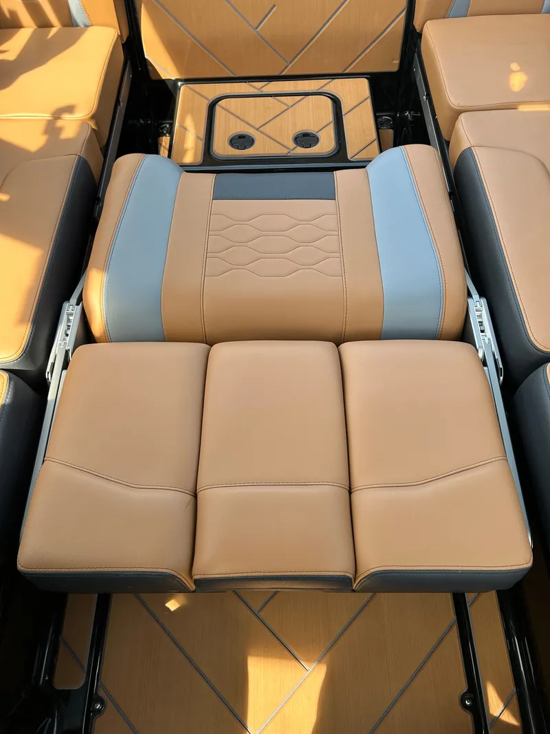 Slide: The Image of Malibu Wakesetter 23 LSV 2026 - 11