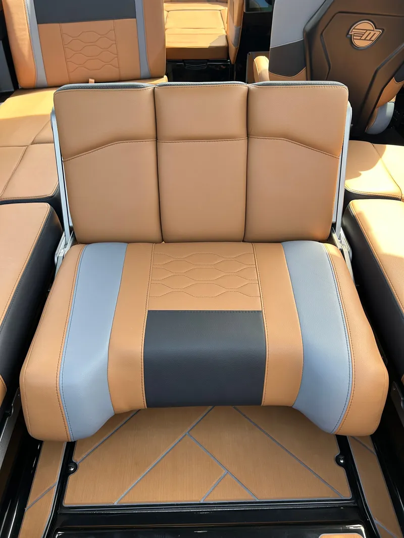 Slide: The Image of Malibu Wakesetter 23 LSV 2026 - 12