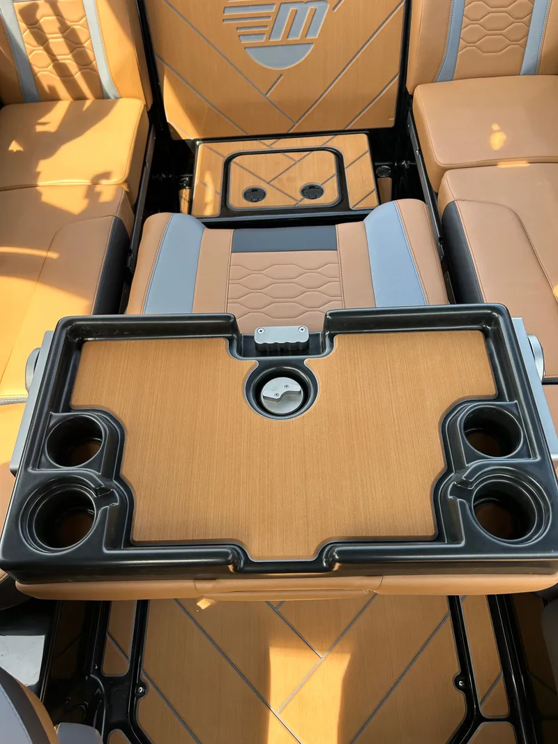 Slide: The Image of Malibu Wakesetter 23 LSV 2026 - 13