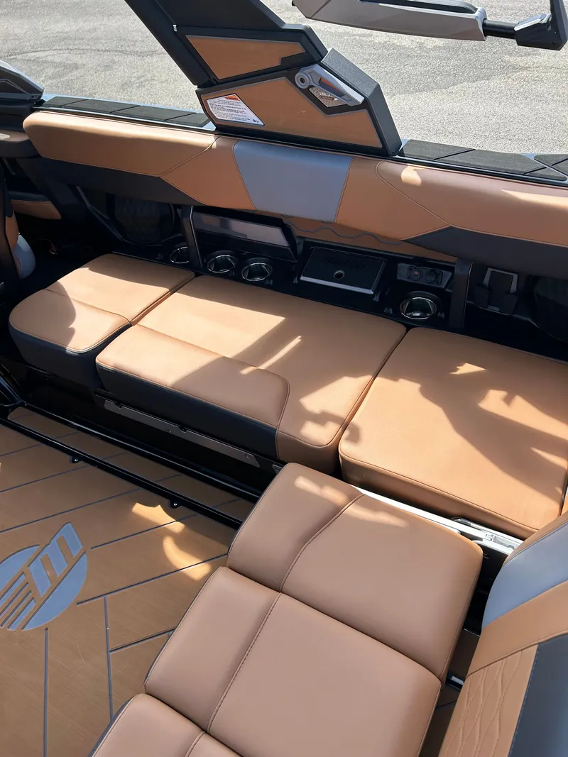 Slide: The Image of Malibu Wakesetter 23 LSV 2026 - 14