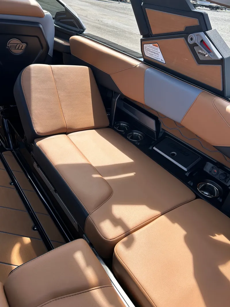 Slide: The Image of Malibu Wakesetter 23 LSV 2026 - 15