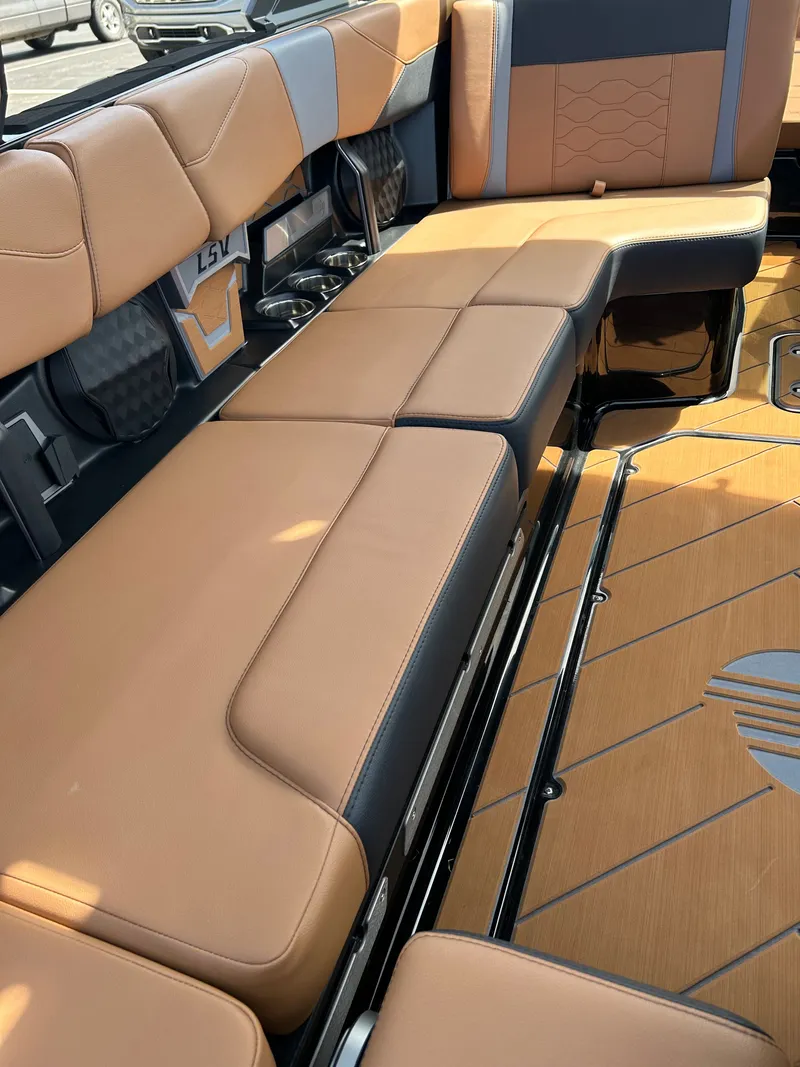 Slide: The Image of Malibu Wakesetter 23 LSV 2026 - 17