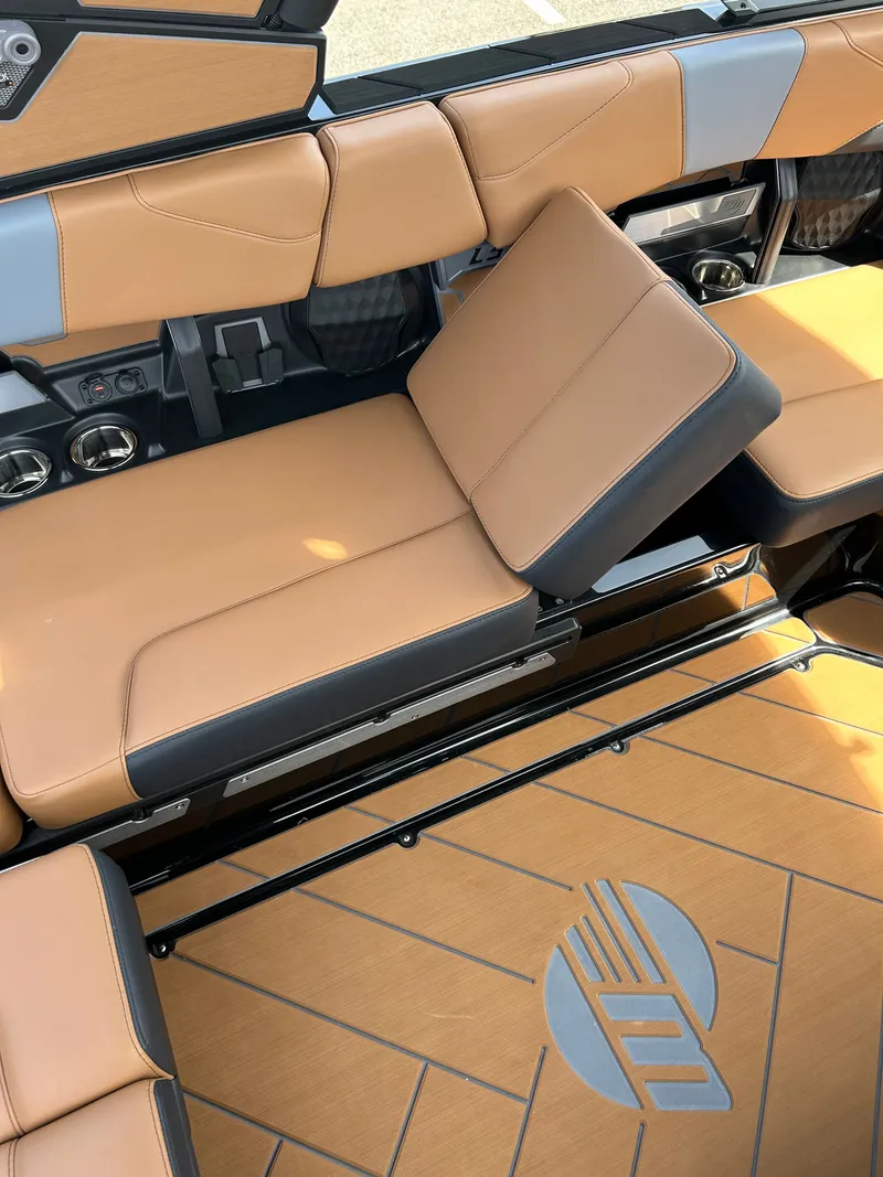Slide: The Image of Malibu Wakesetter 23 LSV 2026 - 18