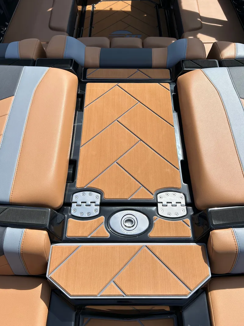 Slide: The Image of Malibu Wakesetter 23 LSV 2026 - 6