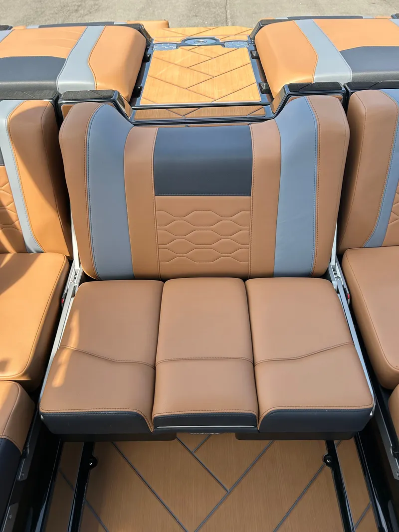 Slide: The Image of Malibu Wakesetter 23 LSV 2026 - 8