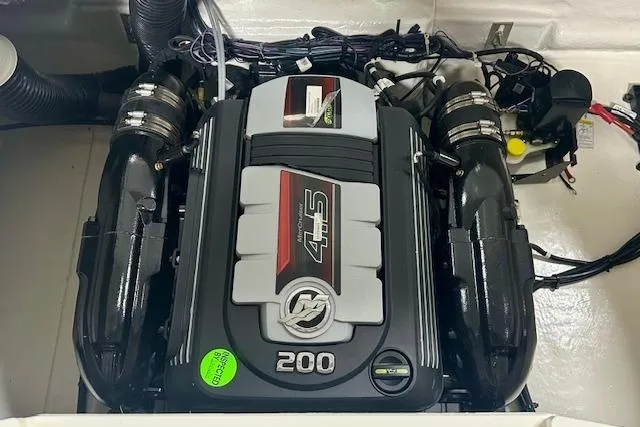 Slide: The Image of 2026 Bayliner V20i boat engine, 4.5L 200 horsepower, detailed view. - 9