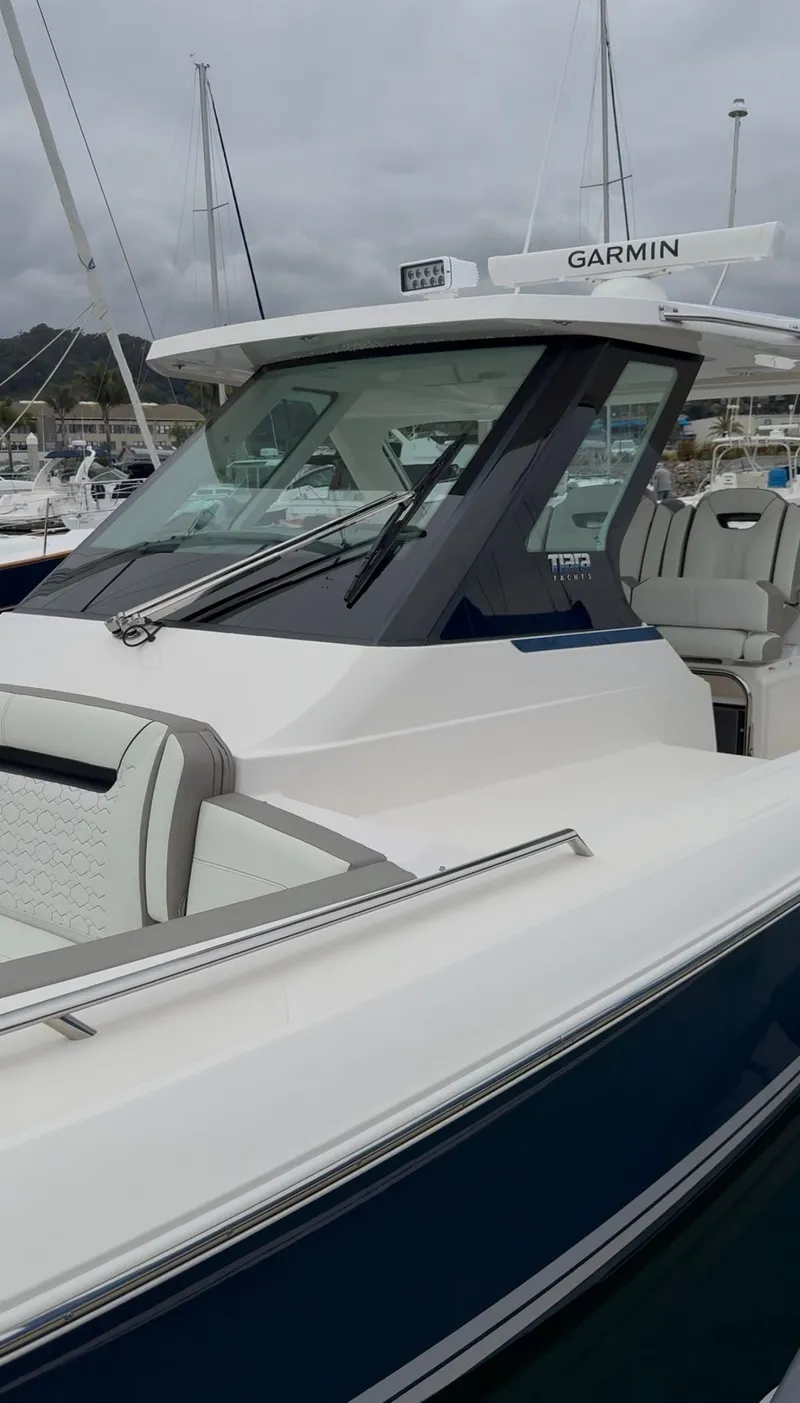 Slide: The Image of Tiara 34 LS 2024 - 17