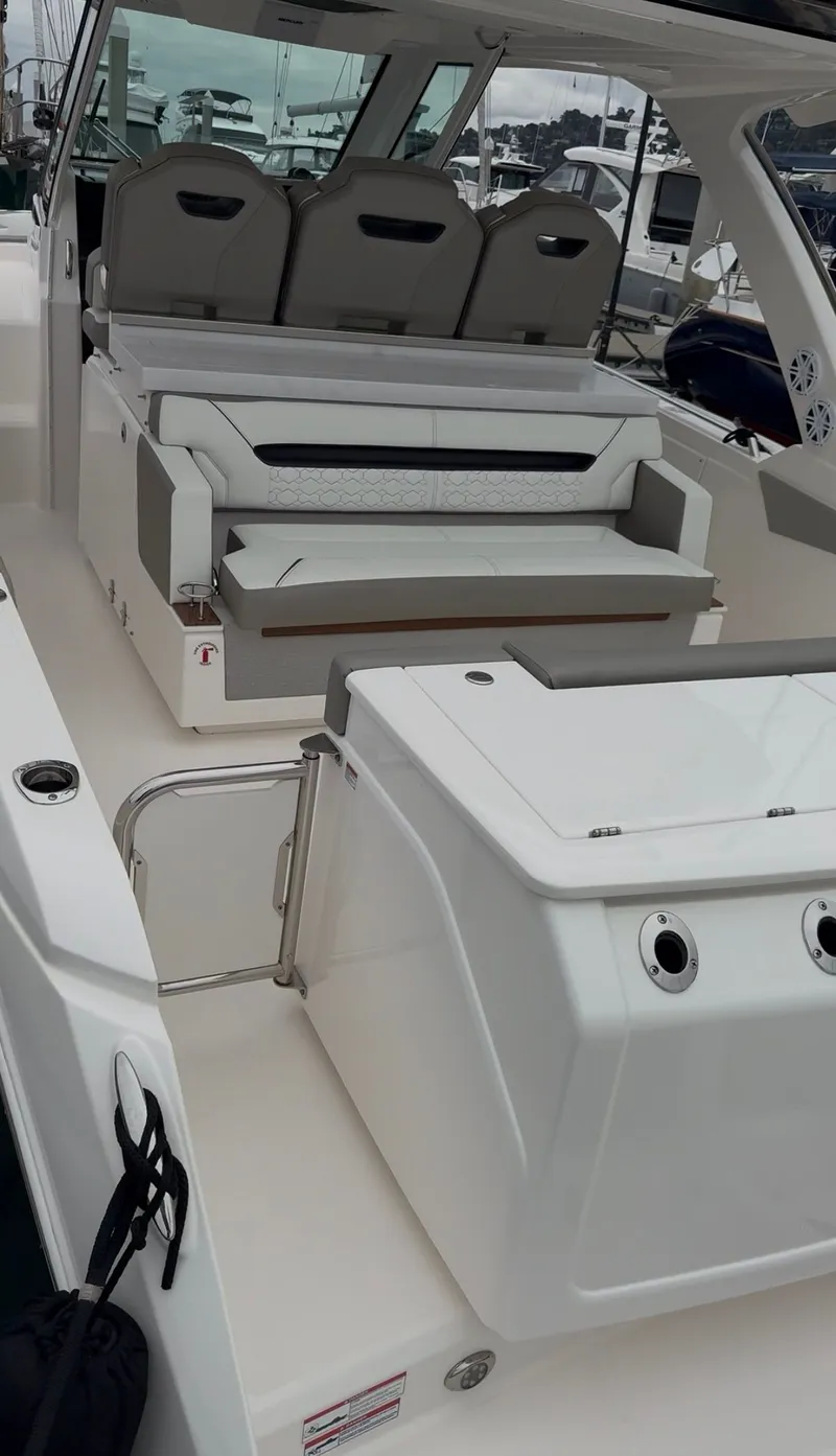 Slide: The Image of Tiara 34 LS 2024 - 31