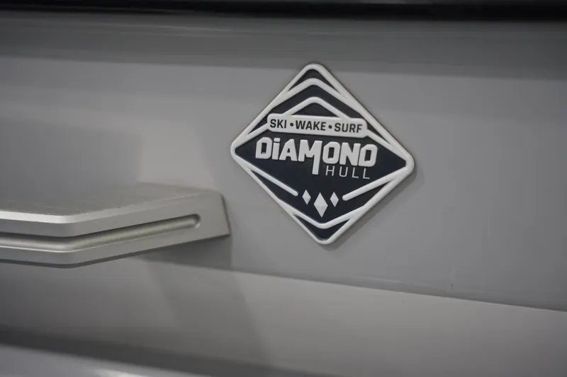 Slide: The Image of 2020 Malibu Wakesetter 21 VLX with Diamond Hull badge for ski, wake, surf. - 18