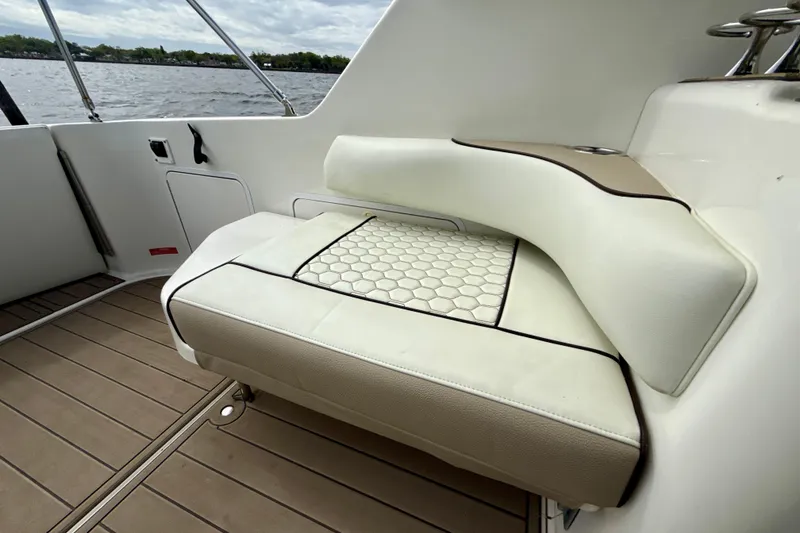 Slide: The Image of Luxury seating on 1995 Sea Ray Sundancer 370 yacht, featuring elegant white upholstery. - 17