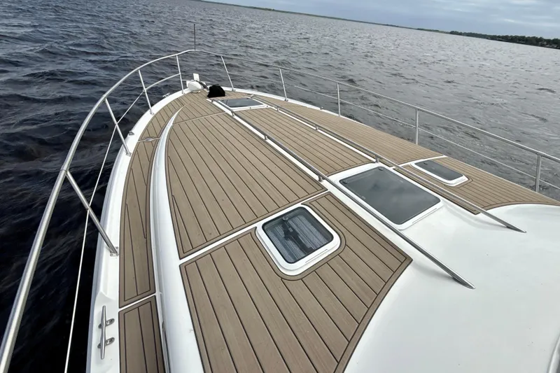 Slide: The Image of 1995 Sea Ray Sundancer 370 boat deck on open water. - 46