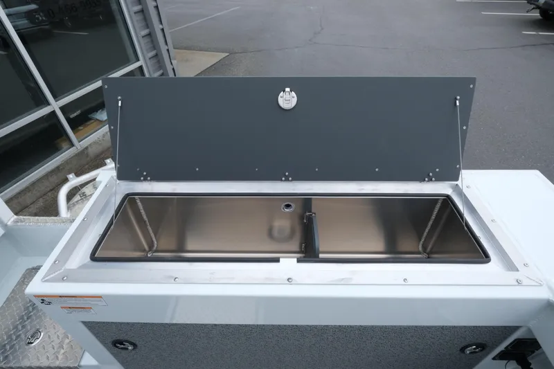 Slide: The Image of Livewell on 2026 Hewescraft 210 Sea Runner ET Hardtop boat, open lid view. - 17