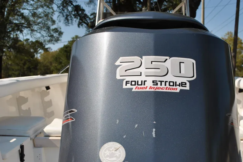 Slide: The Image of Outboard motor on 1993 Robalo 2120 Center Console boat, featuring 250 four-stroke fuel injection. - 31