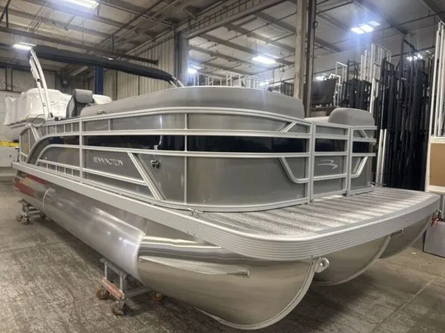 The Image of Bennington S Swingback 22 SSB Tritoon 2026 - 1