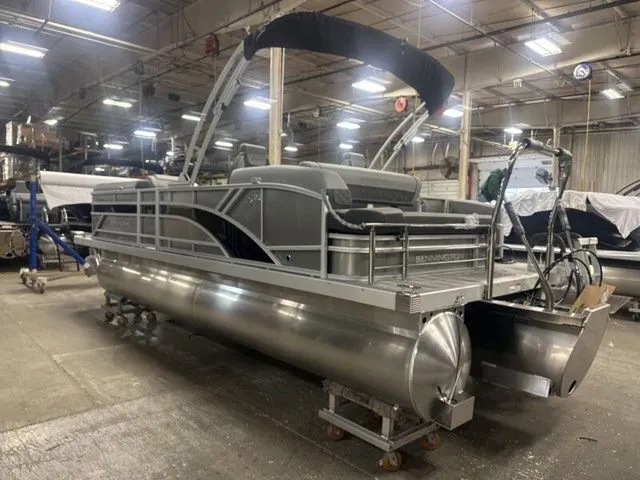 Slide: The Image of Bennington S Swingback 22 SSB Tritoon 2026 - 5