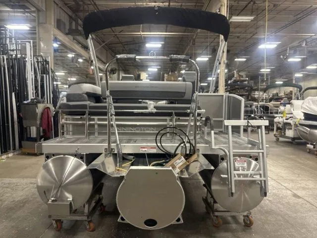 Slide: The Image of Bennington S Swingback 22 SSB Tritoon 2026 - 6