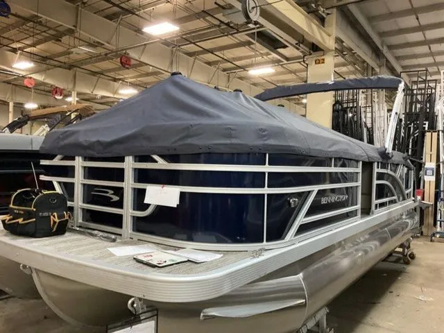 Slide: The Image of Bennington S Swingback 22 SSB Tritoon 2026 - 18