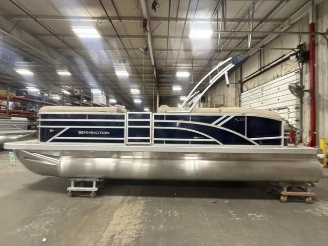 Slide: The Image of Bennington S Swingback 22 SSB Tritoon 2026 - 4