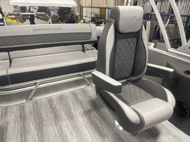 Slide: The Image of Bennington S Swingback 22 SSB Tritoon 2026 - 14