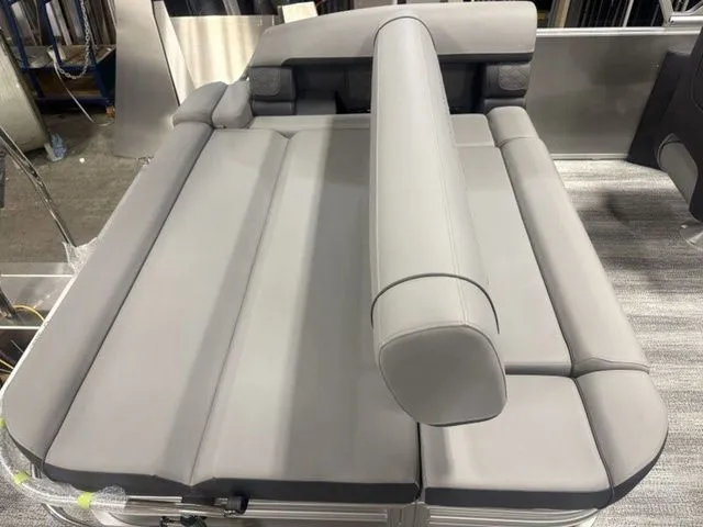 Slide: The Image of Bennington S Swingback 22 SSB Tritoon 2026 - 16