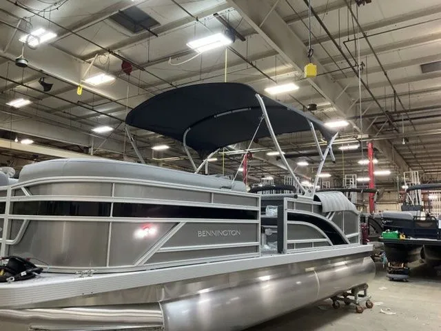 Slide: The Image of Bennington S Swingback 22 SSB Tritoon 2026 - 17