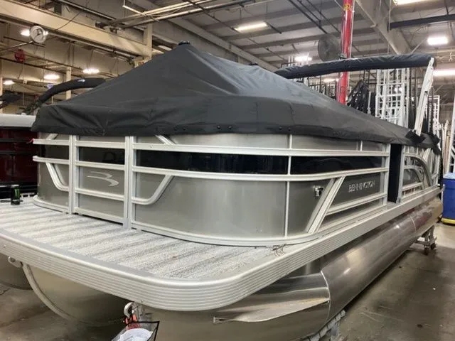 Slide: The Image of Bennington S Swingback 22 SSB Tritoon 2026 - 18