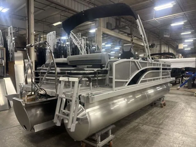 Slide: The Image of Bennington S Swingback 22 SSB Tritoon 2026 - 7