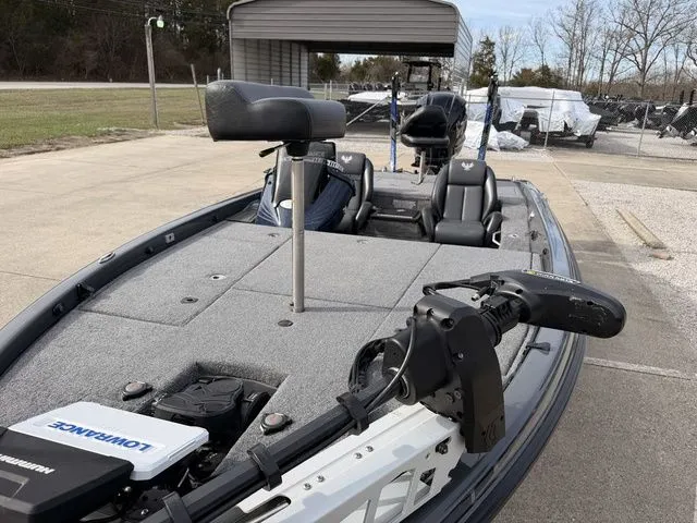 Slide: The Image of Phoenix Bass Boat 920 Elite 2025 - 14