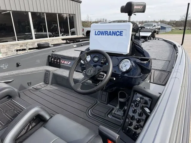 Slide: The Image of Phoenix Bass Boat 920 Elite 2025 - 6