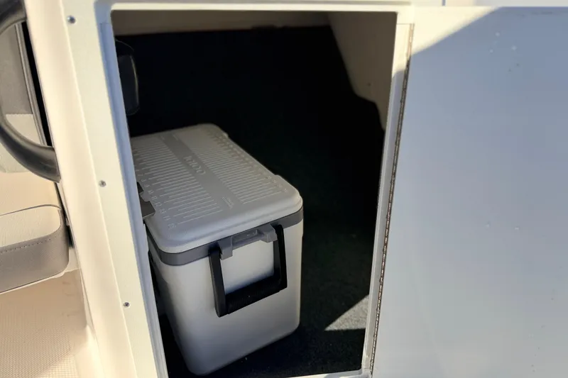 Slide: The Image of Storage compartment with cooler inside 2025 Yamaha Boats AR190. - 34