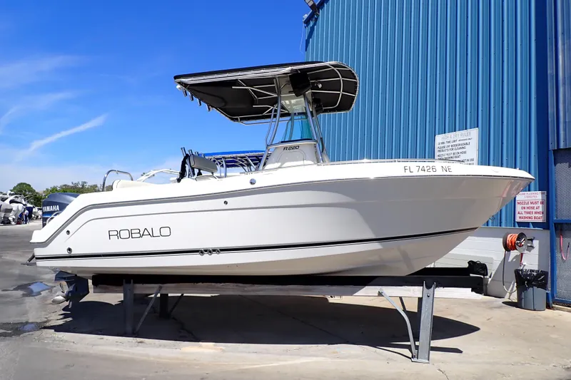 The Image of Robalo R220 Center Console 2006 - undefined