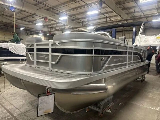 Slide: The Image of Bennington S Swingback 22 SSB Tritoon 2026 - 4