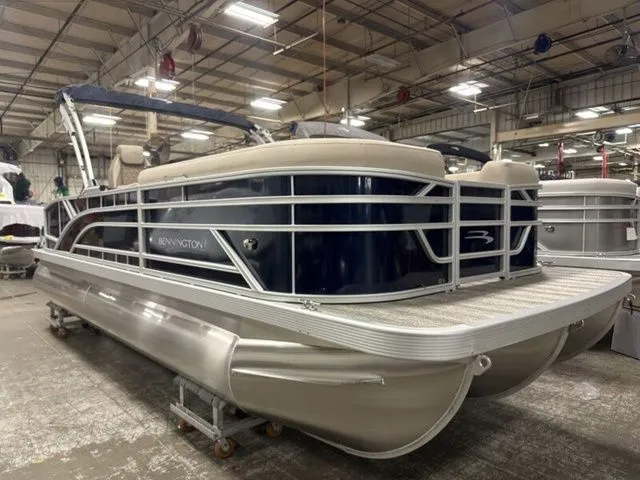 The Image of Bennington S Swingback 22 SSB Tritoon 2026 - 1