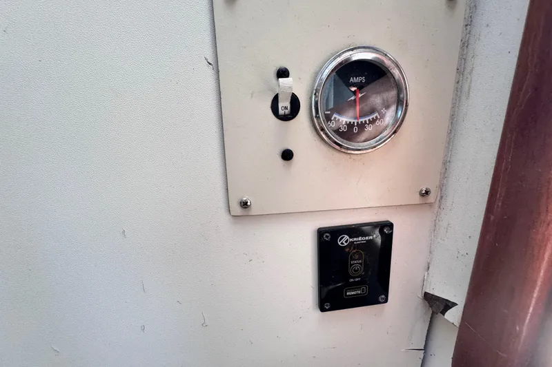 Slide: The Image of Electrical panel with amp meter and switch on 1987 Luhrs Alura 30 boat. - 31